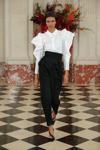 00004-Carolina-Herrera-Spring-22-RTW-Details-Credit-Images-From-Brand.thumb.jpg.8e5278a7d4d42707277692209808d063.jpg