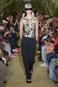 00004-Coperni-RTW-Spring-22-Paris-credit-brand.thumb.jpg.f47b03bb245fd03a8cf98e36a4500926.jpg