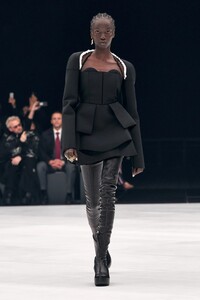 00005-Givenchy-Spring-22-RTW-Paris-credit-Gorunway.thumb.jpg.e93ade2607e9fcc2616c524709f9370a.jpg
