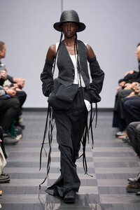 00006-Ann-Demeulemeester-Spring-22-RTW-Paris-credit-Gorunway.thumb.jpg.6ee45a09bee6e0cdcd6a8865d96f4d2d.jpg