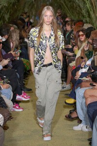 00007-Coperni-RTW-Spring-22-Paris-credit-brand.thumb.jpg.9c2bfbcc152102cbc2b7e77a69ea98f8.jpg
