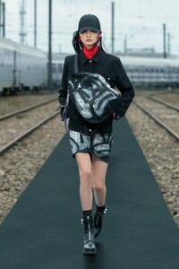 00008-Givenchy-Resort-22-credit-brand.thumb.jpg.b1ff4128f0d74cc18ff2b9822a95e584.jpg