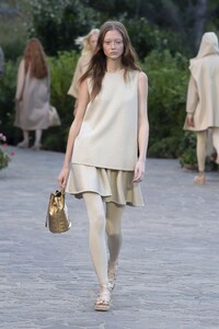 00008-Max-Mara-Resort-2022.thumb.jpg.bd887e960f47cea59239b0d22f41940e.jpg