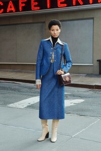 00008-Tory-Burch-Fall-21.thumb.jpg.11138de76615b6482cb7711a3048c75b.jpg