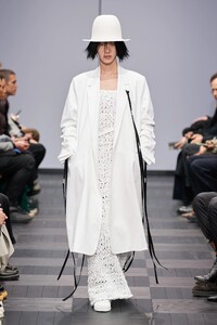 00011-Ann-Demeulemeester-Spring-22-RTW-Paris-credit-Gorunway.thumb.jpg.e457bd5c87ba5d2d079a177e78bf9190.jpg