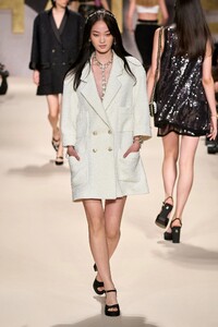 00011-Chanel-Spring-22-RTW-Paris-credit-gorunway.thumb.jpg.b8c4931c2122db33f157b60c840bf616.jpg