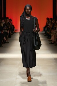 00012-Salvatore-Ferragamoi-RTW-Spring-22-Milan-credit-Gorunway.thumb.jpg.19b988fe3726f1718e8584106d089fa2.jpg