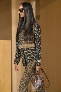 00012a-VERSACE-FALL-21-DETAILS.thumb.jpg.da9227fcf7cf279771d22a05ed0037f1.jpg