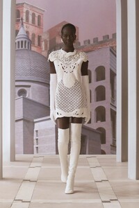 00013-Fendi-Couture-Fall-2021-credit-brand.thumb.jpg.d5608f710b49d18542fd16d63362dec0.jpg