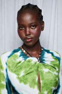 00015-Altuzarra-Spring-2022-RTW-Beauty-Credit-GREG-SCAFFIDI-GORUNWAY.thumb.jpg.9bd59f10671ee83774475f9c2deb9dbd.jpg