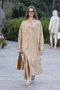 00015-Max-Mara-Resort-2022.thumb.jpg.3d0adcdb853b32df22a5e8afbd5cc419.jpg