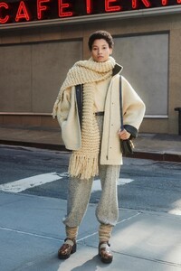 00015-Tory-Burch-Fall-21.thumb.jpg.ff9f3eade6ce1b660a786bc8ac570717.jpg