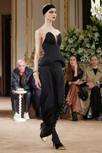 00015-schiaparelli-fall-2023-ready-to-wear-credit-gorunway.thumb.webp.48a3ee0479f8af3de7fa3d0e2c35faba.webp