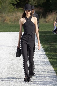 00018-Courreges-SS22-RTW-Paris-credit-Courreges.thumb.jpg.8b2292044aed30df1ce5d555b72dc79c.jpg