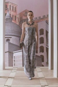 00018-Fendi-Couture-Fall-2021-credit-brand.thumb.jpg.d499749ea707a69f37a31023a8f402a5.jpg