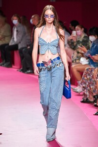 00021-Blumarine-Spring-22-RTW-MIlan-credit-gorunway.thumb.jpg.7b4573e742d8f5793705ee2fc756a7e9.jpg