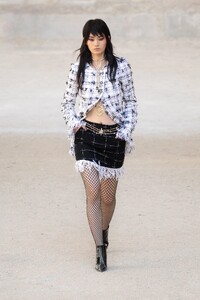 00021-Chanel-Resort-2022.thumb.jpg.cd247404ffbd9103aa85a51e9845cd21.jpg