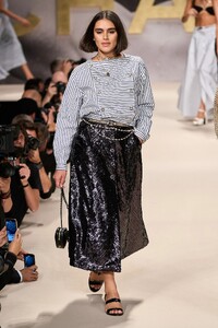 00021-Chanel-Spring-22-RTW-Paris-credit-gorunway.thumb.jpg.d15df4e9ea5bdc301a61e6377567091f.jpg