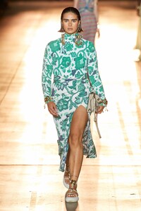 00021-Etro-Spring-22-RTW-MIlan-credit-gorunway.thumb.jpg.e8fc25673cb4d8418ffcd63b06ad2228.jpg