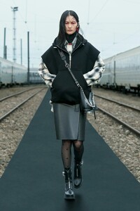 00021-Givenchy-Resort-22-credit-brand.thumb.jpg.f654deea9876f7e3de409871ca303533.jpg