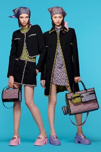 00021-Versace-Resort-2022-credit-brand.thumb.jpg.56fd2340996aa362b06503e2ff01c29f.jpg