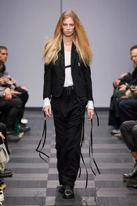 00024-Ann-Demeulemeester-Spring-22-RTW-Paris-credit-Gorunway.thumb.jpg.cf339cc25a638e15a184818de3c07b58.jpg