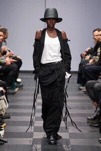 00025-Ann-Demeulemeester-Spring-22-RTW-Paris-credit-Gorunway.thumb.jpg.273cf4bf6de913b312b3f52b7da86f15.jpg