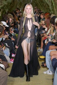 00025-Coperni-RTW-Spring-22-Paris-credit-brand.thumb.jpg.24b625de667fa1ab2290036cc3ff0a71.jpg