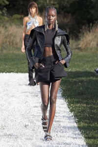 00025-Courreges-SS22-RTW-Paris-credit-Courreges.thumb.jpg.8b15f83486b8f9eec734d6b7bb55890f.jpg