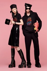 00025-Versace-Resort-2022-credit-brand.thumb.jpg.1b525cae42ea9aeca1d453452766fca5.jpg