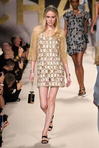 00027-Chanel-Spring-22-RTW-Paris-credit-gorunway.thumb.jpg.7946cd1ad1362873f0e90c268e2a3934.jpg