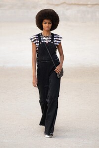 00033-Chanel-Resort-2022.thumb.jpg.28dd5ddda6ef5b59cfb9211a395bafa1.jpg