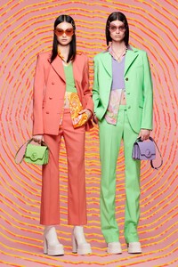 00035-Versace-Resort-2022-credit-brand.thumb.jpg.3e05669ecb588624bb6cd3e148625257.jpg