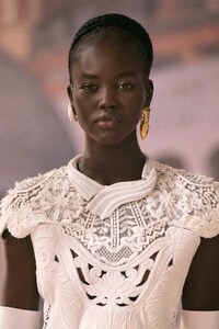 00037-Fendi-Couture-Fall-21-credit-brand.thumb.jpg.e4cddbc5e189e1c422c05039c086d4e7.jpg