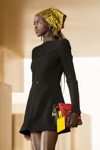 00037a-VERSACE-FALL-21-DETAILS.thumb.jpg.e29377bfc3a7e6e546b83014fa3e617d.jpg