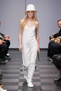 00038-Ann-Demeulemeester-Spring-22-RTW-Paris-credit-Gorunway.thumb.jpg.f1e0188d8179e0d19e7615f5e1e32937.jpg