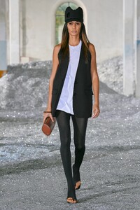 00038-Burberry-Spring-2022-RTW-London-credit-Burberry.thumb.jpg.68d316fa43b08fbc5c7a4a864609f182.jpg