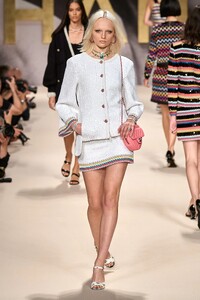 00038-Chanel-Spring-22-RTW-Paris-credit-gorunway.thumb.jpg.279a14d92f3410f5ced074fc5ba90f94.jpg