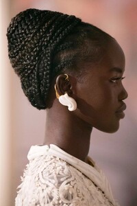 00038-Fendi-Couture-Fall-21-credit-brand.thumb.jpg.c595e4c3214ac51f9783fa04ffe3f763.jpg