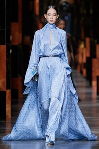 00042-Fendi-Spring-22-rtw-Milan-credit-gorunway.thumb.jpg.3b82ff39e5678ca9f7213bddc51ff47e.jpg