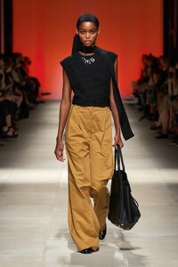 00045-Salvatore-Ferragamoi-RTW-Spring-22-Milan-credit-Gorunway.thumb.jpg.0b7d4eadf324f9d0fa62879aa61d49f3.jpg