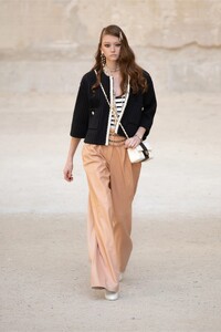 00047-Chanel-Resort-2022.thumb.jpg.1e21cfe3a232f33811416e8baca91e21.jpg