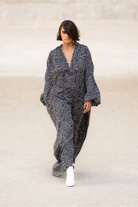 00057-Chanel-Resort-2022.thumb.jpg.12e5f4afba374deba140de8b33b660fe.jpg