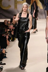 00059-Chanel-Spring-22-RTW-Paris-credit-gorunway.thumb.jpg.5226adc5d41ef0b0a070e460fafeeb53.jpg