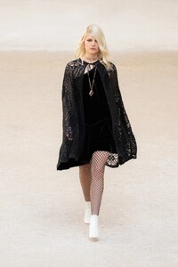 00062-Chanel-Resort-2022.thumb.jpg.cecfed84a47c9b9d5e9fef45bbf59990.jpg