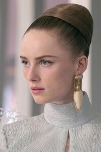 00062-Fendi-Couture-Fall-21-credit-brand.thumb.jpg.e90038749027d65a1a0f40901b61cf80.jpg