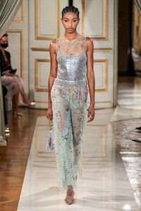 00063-Armani-Prive-Fall-2021-Couture-credit-Alessandro-Lucioni-GoRunway.thumb.jpg.bb7326ee56f543c30b73f89380af5ae4.jpg