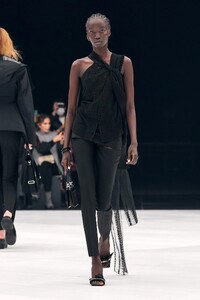00066-Givenchy-Spring-22-RTW-Paris-credit-Gorunway.thumb.jpg.2492c7b7d1096781fc9a0c0bba44c39e.jpg