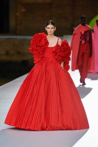 00072-Valentino-Couture-Fall-21-credit-Filippo-Fior-GoRunway.thumb.jpg.d4e485c4b36c2b0678e0226658604f70.jpg