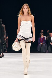 00073-Givenchy-Spring-22-RTW-Paris-credit-Gorunway.thumb.jpg.4e601d18fc7578620e33be3b6686fbaf.jpg